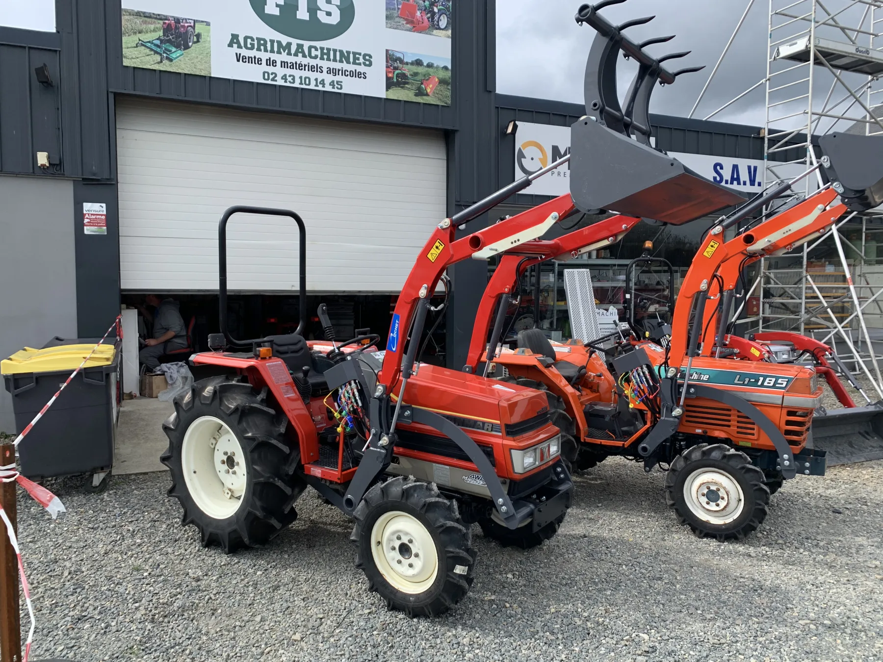 KUBOTA 27 CV 4RM CHARGEUR GODET GRAPPIN, tracteurs occasions chez FTS Agrimachines à Entrammes