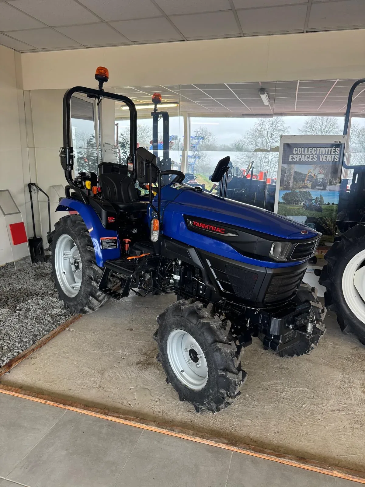 Farmtrac neuf 4RM, vendu par FTS Agrimachines à Entrammes (53)