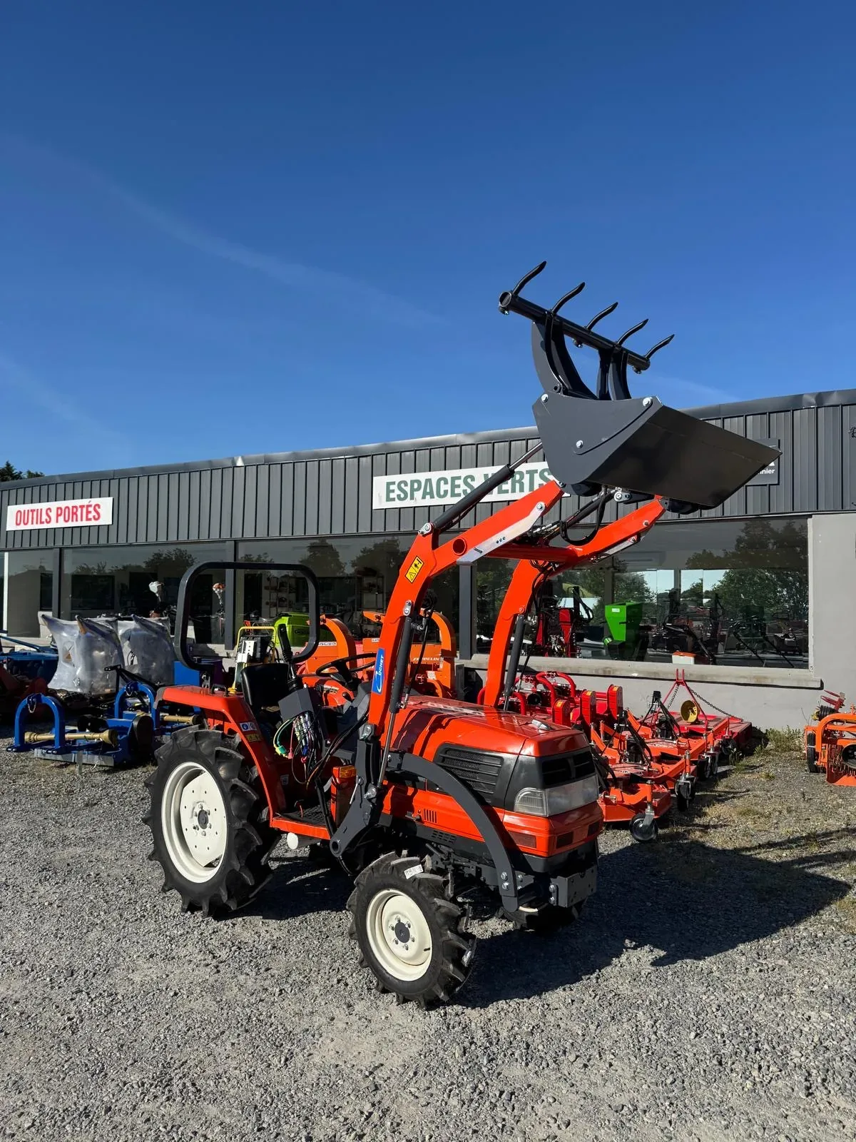Kubota avec chargeur frontal, godet et fourche, vendu par FTS Agrimachines à Entrammes (53)