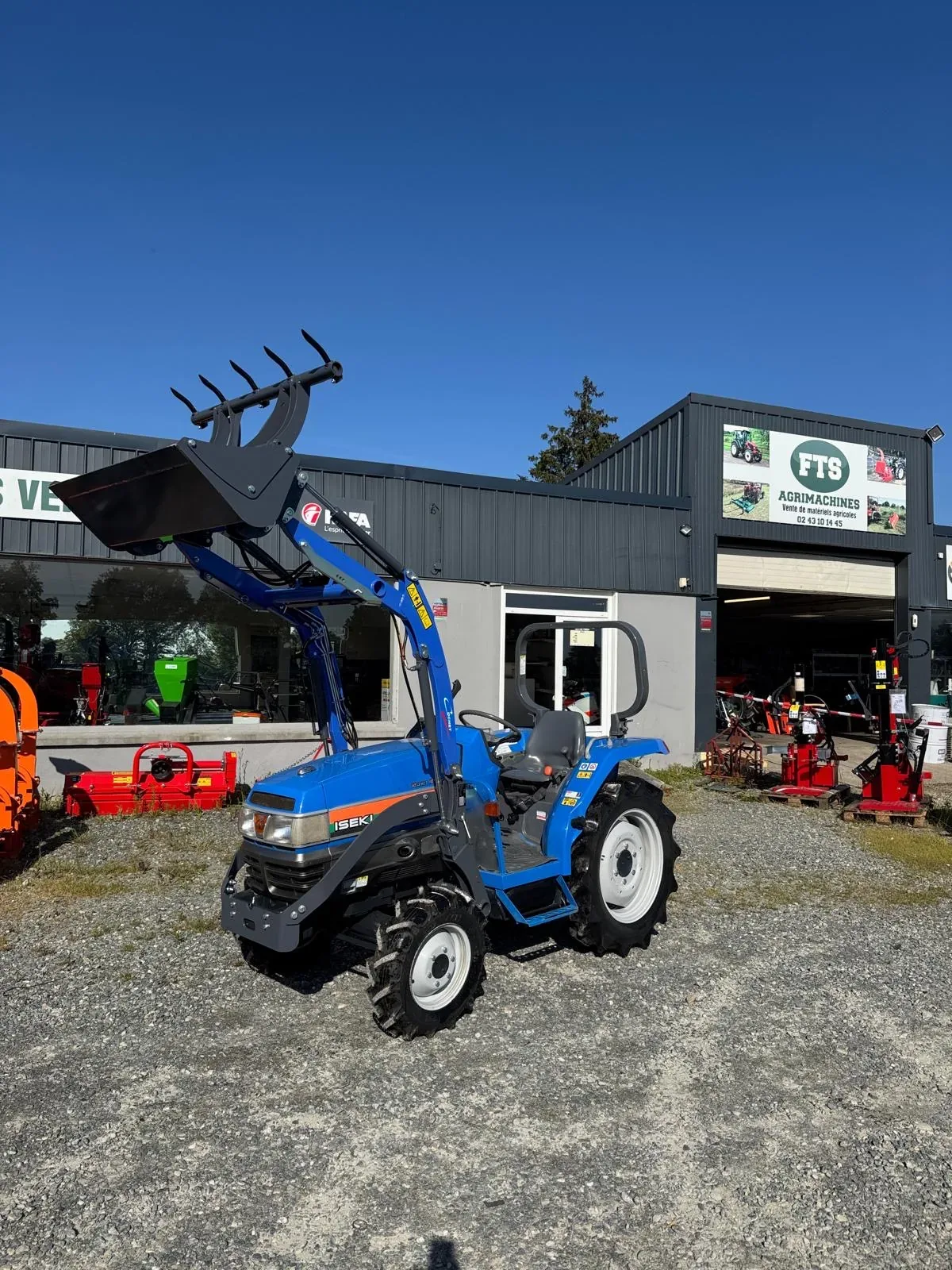 Iseki avec chargeur frontal et fourche à fumier, vendu par FTS Agrimachines à Entrammes (53)