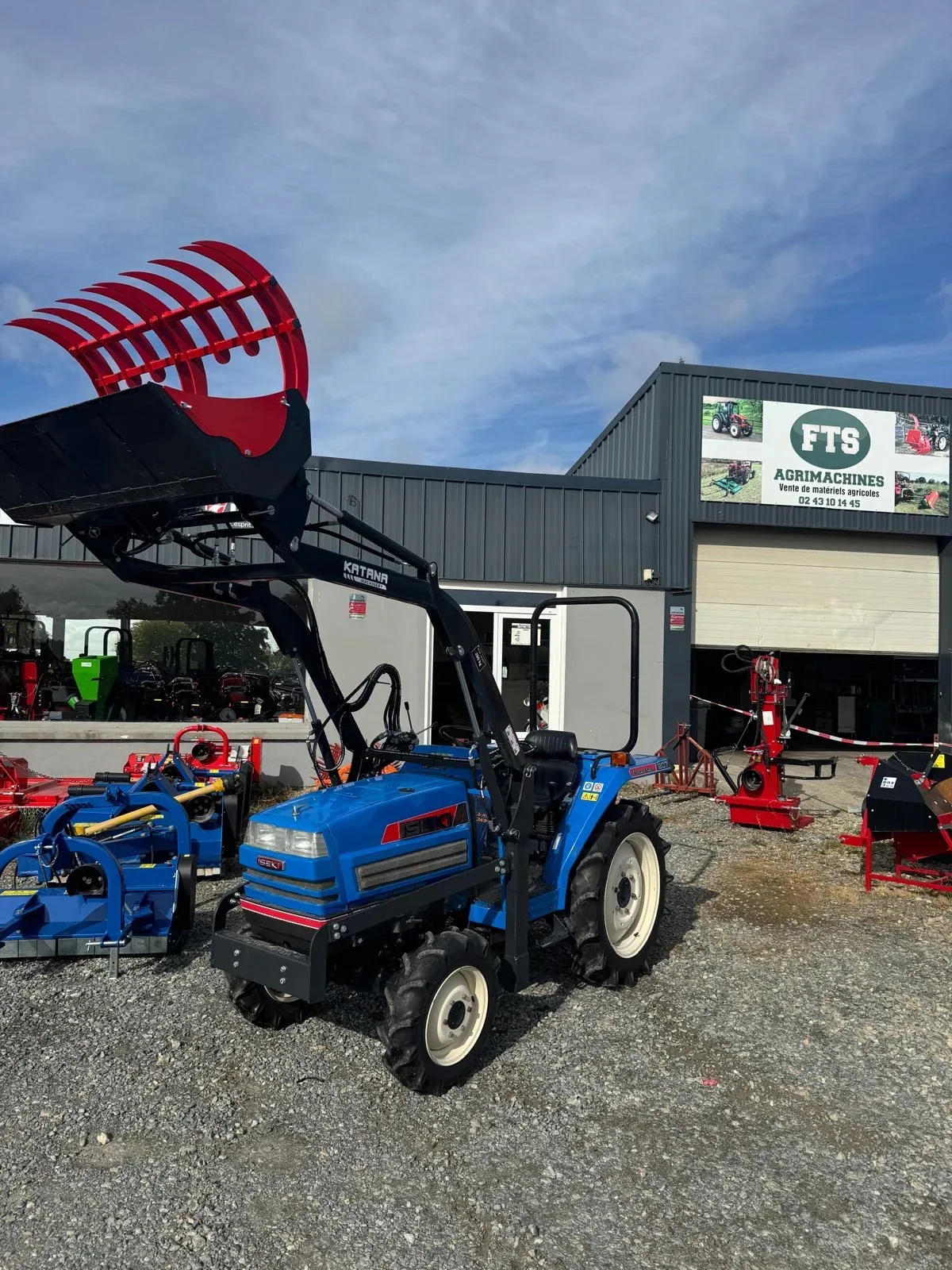 Iseki avec chargeur Katana et grappin à fumier, vendu par FTS Agrimachines à Entrammes (53)