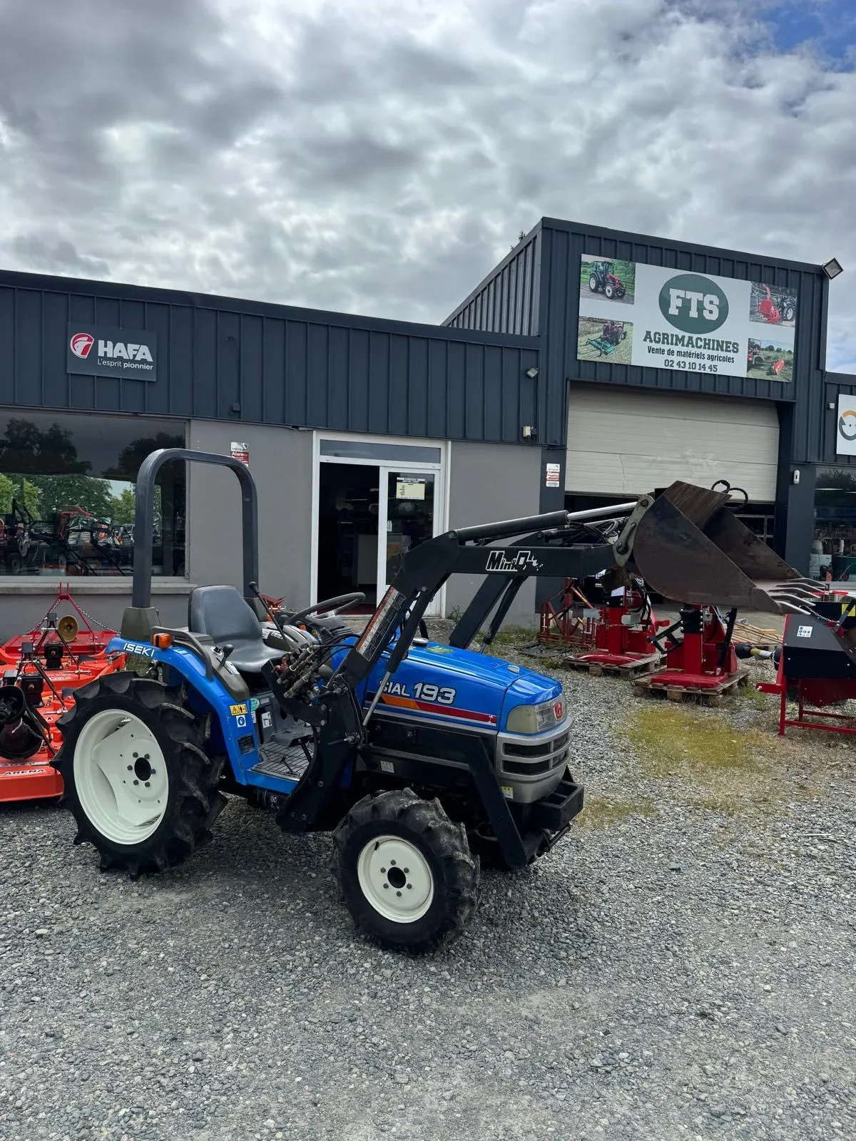 Iseki Sial 193 avec chargeur frontal, vendu par FTS Agrimachines à Entrammes (53)