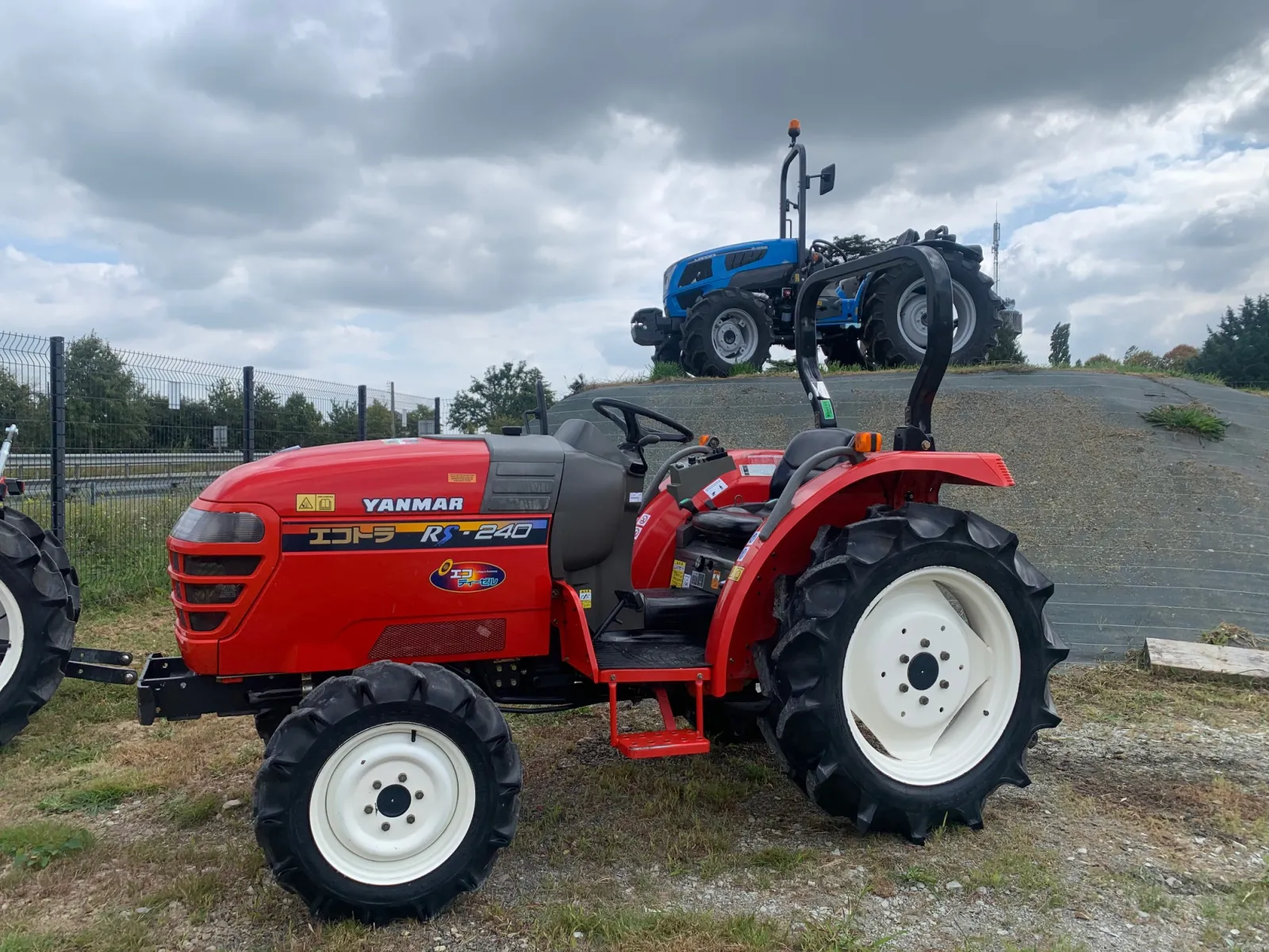 Cour du magasin FTS Agrimachines à Entrammes