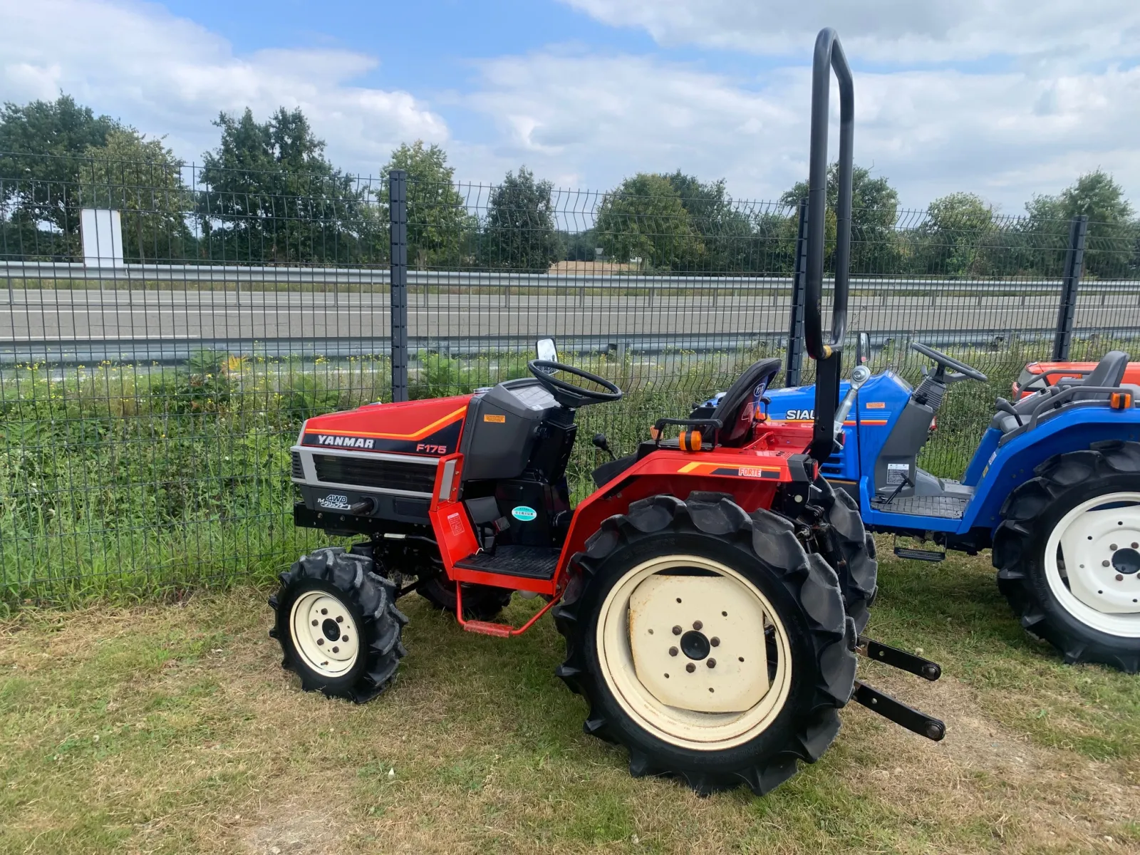 Micro-tracteur avec chargeur frontal suivi par l'atelier FTS Agrimachines