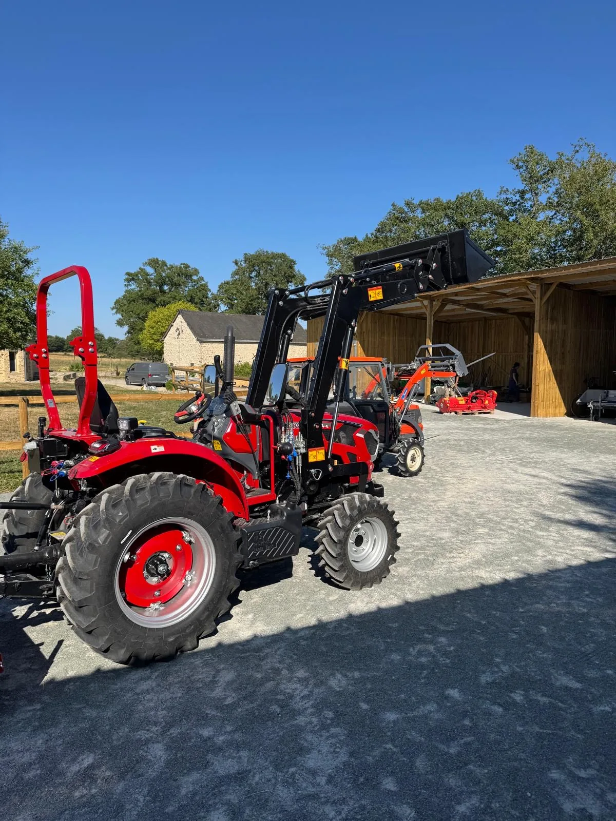 Micro-tracteurs avec chargeur frontal livrés chez un client et suivis par l'atelier FTS Agrimachines