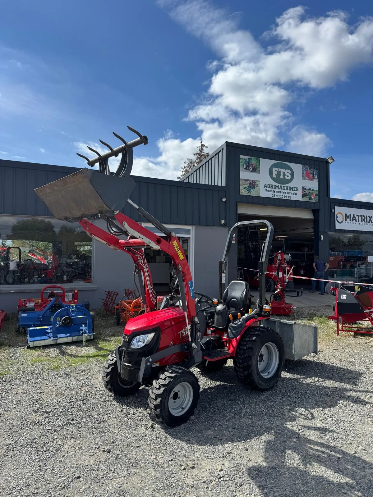 Micro-tracteur TYM TS25 avec chargeur frontal et fourche, suivi par l'atelier FTS Agrimachines près de Laval