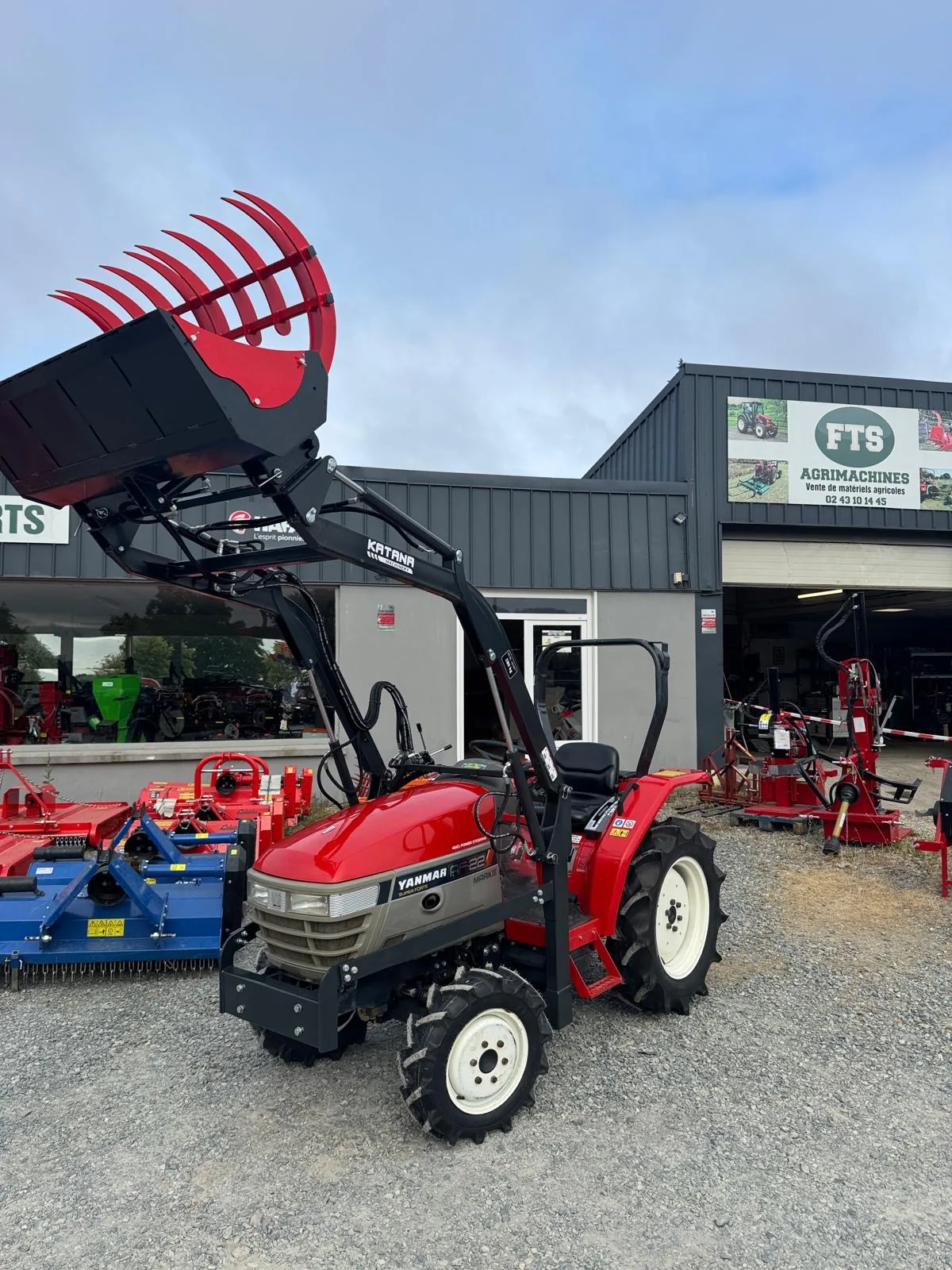 Micro-tracteur Yanmar AF-22 Mark III avec chargeur Katana, entretenu par FTS Agrimachines pour Craon