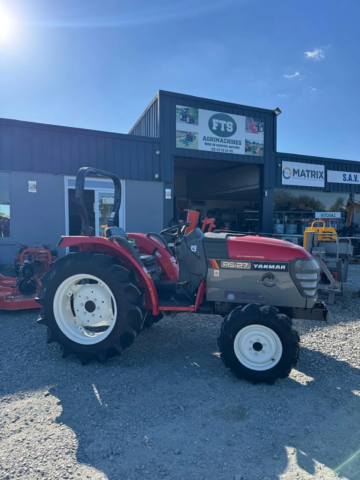 Microtracteur Yanmar RS-27 Rice Special 4RM devant le bâtiment FTS Agrimachines