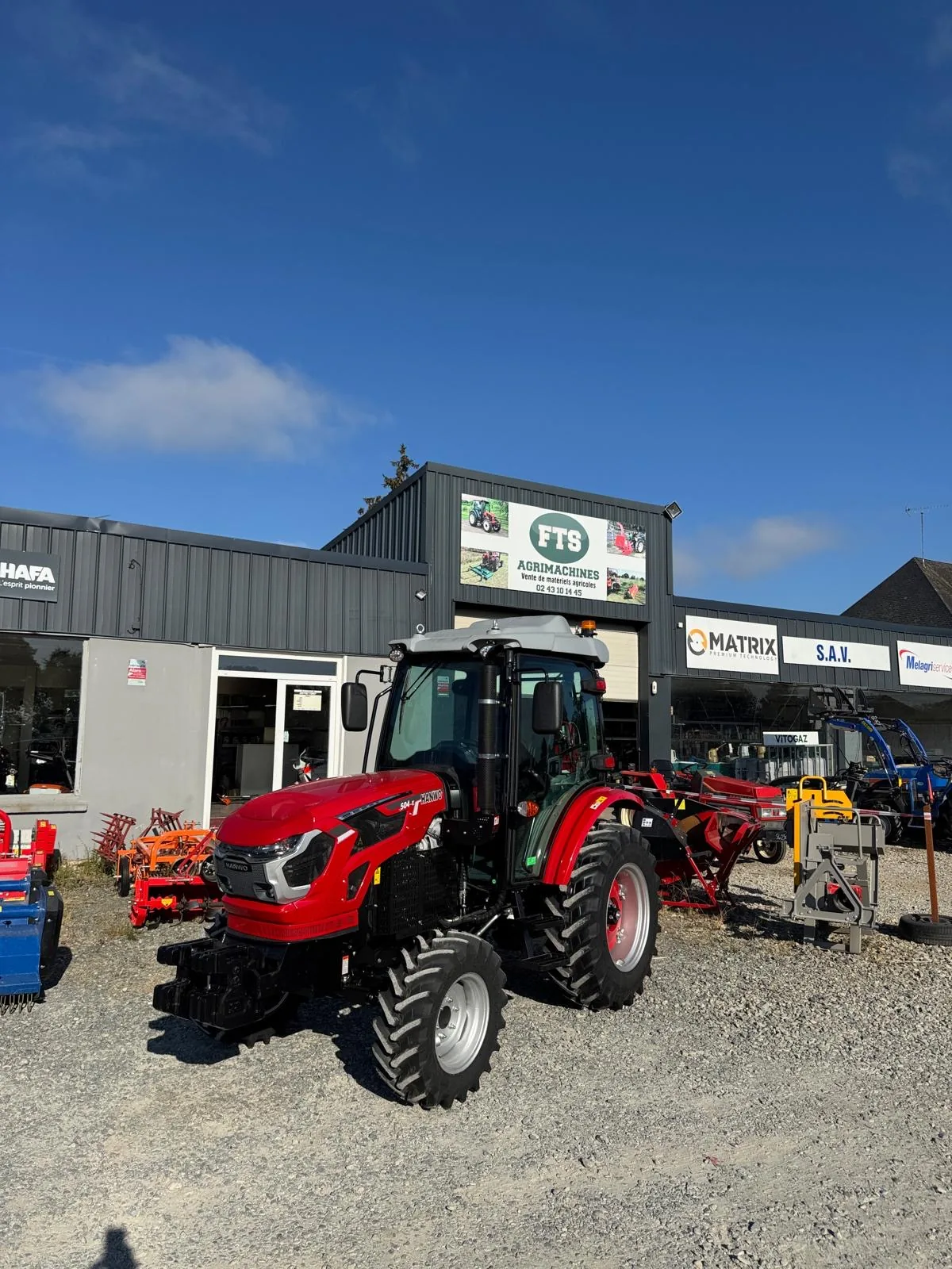 Tracteur Hanwo 504 neuf à cabine devant le magasin FTS Agrimachines, ZA du Riblay à Entrammes (53)