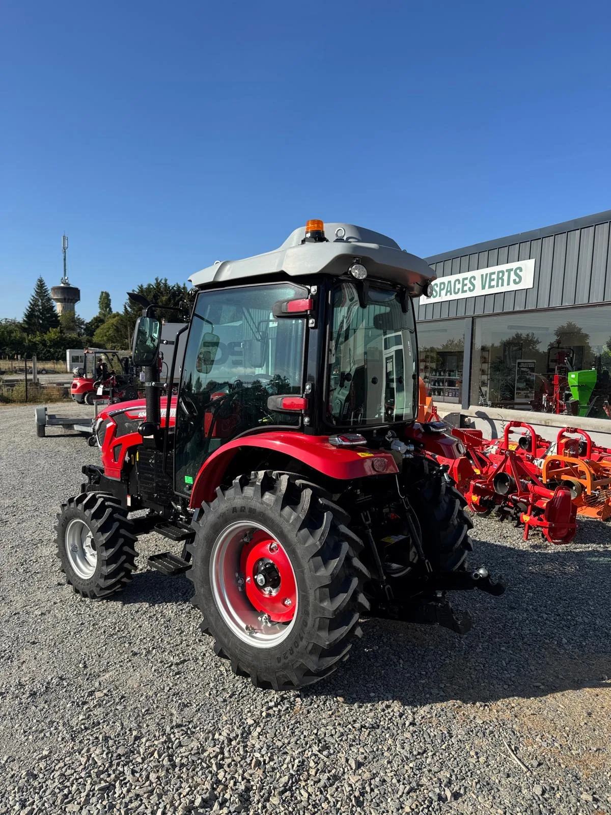 Tracteur Hanwo 504 à cabine vu de l'arrière, relevage trois points et prise de force