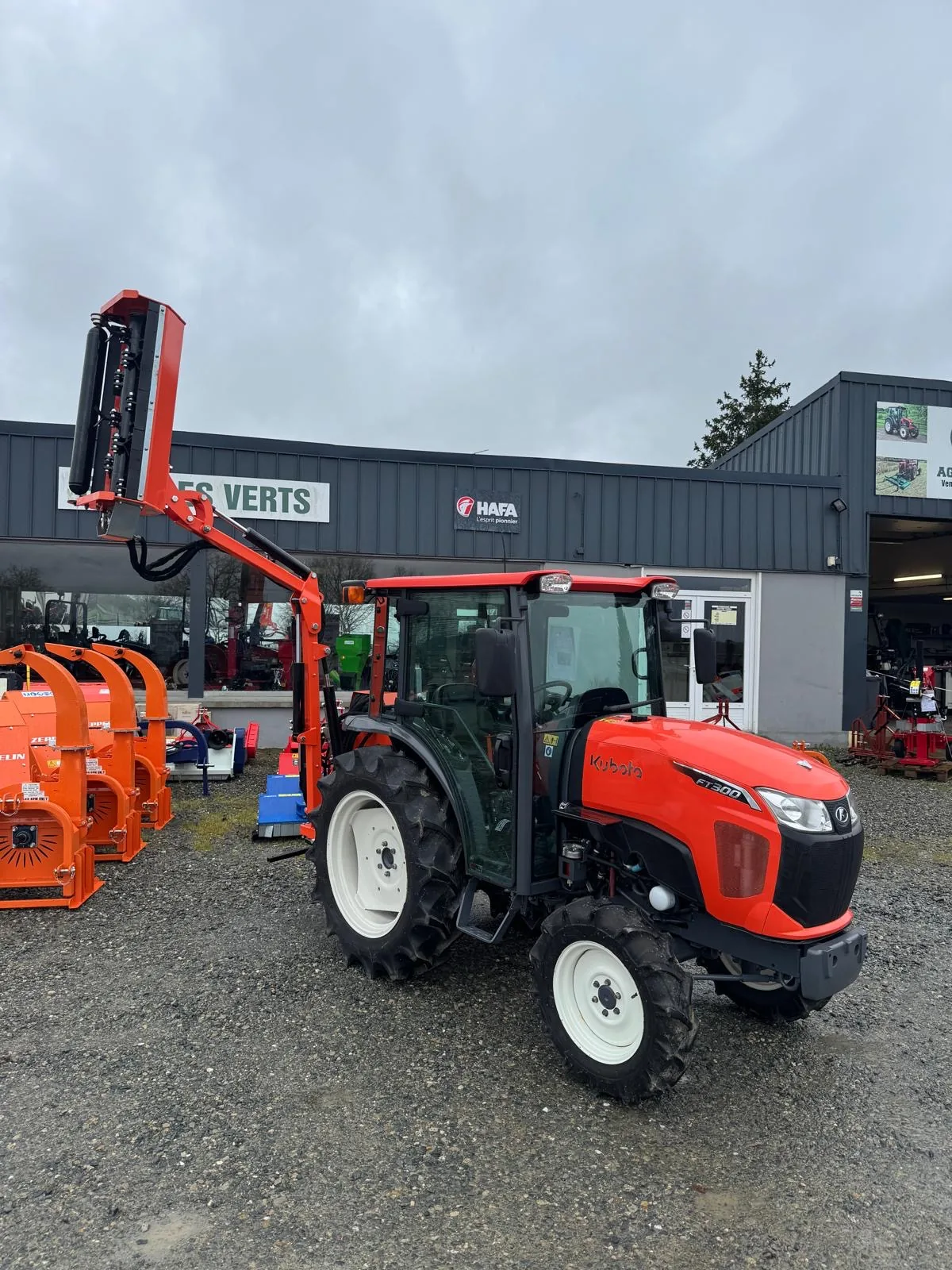 Tracteur Kubota FT300 à cabine avec épareuse débroussailleuse pour l'entretien des accotements